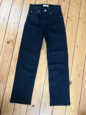 Svarta raka jeans från Wera - Svarta jeans från Wera med raka ben och hög midja. Dom är i jättefint skick och väldigt stilrena.
