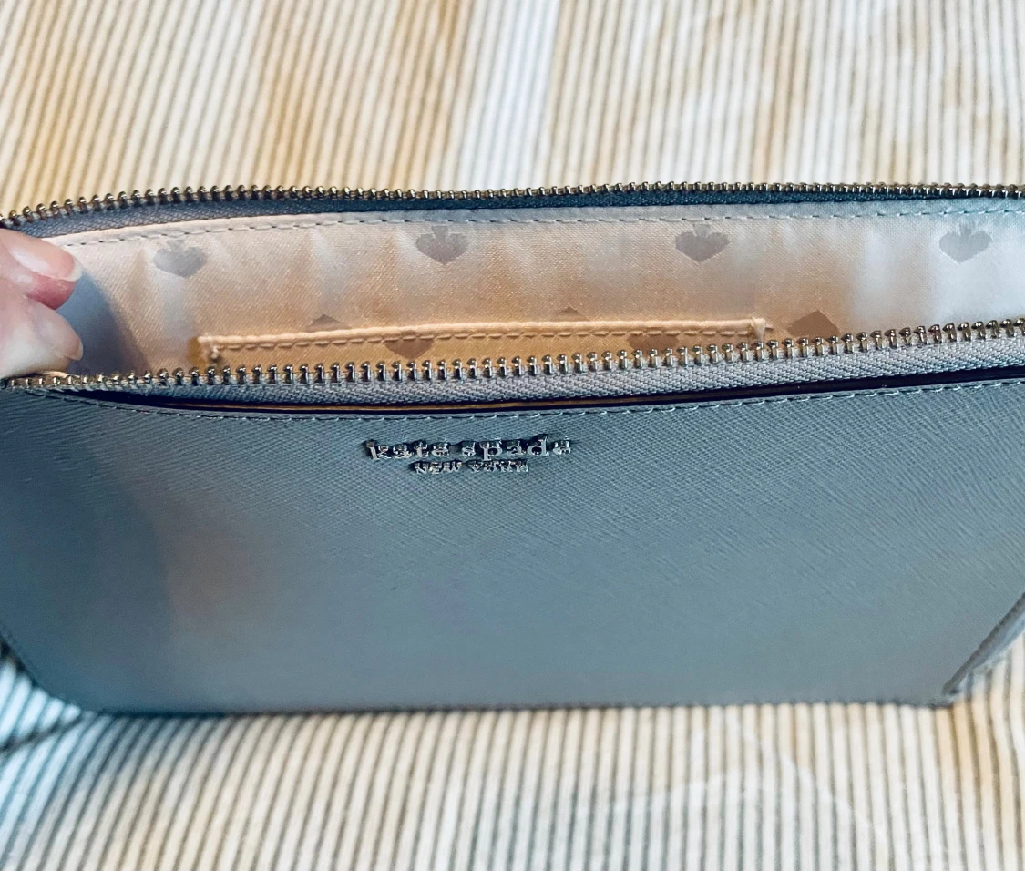 Grå kuvertväska från Kate Spade