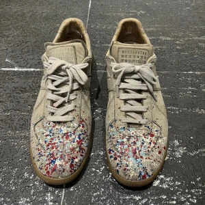 Maison Martin Margiela Paint Splatter GAT - Säljer dessa sjukt sällsynta FW16 Gats i strl 45! Bra skick för sin ålder, nästan perfekt skick utantill men är slitna inuti, har dock massa liv kvar i sig! Bästa bud hitills är 4k