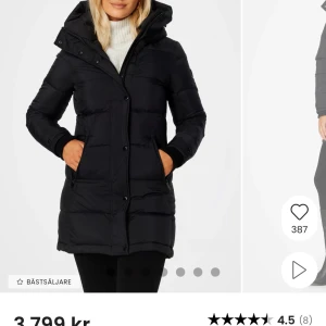 Svart lång pufferjacka med huva (rock and blue ) - Använt 1-2 gånger, köpte nyligen, inga skador på den och är väldigt varm av sig. 