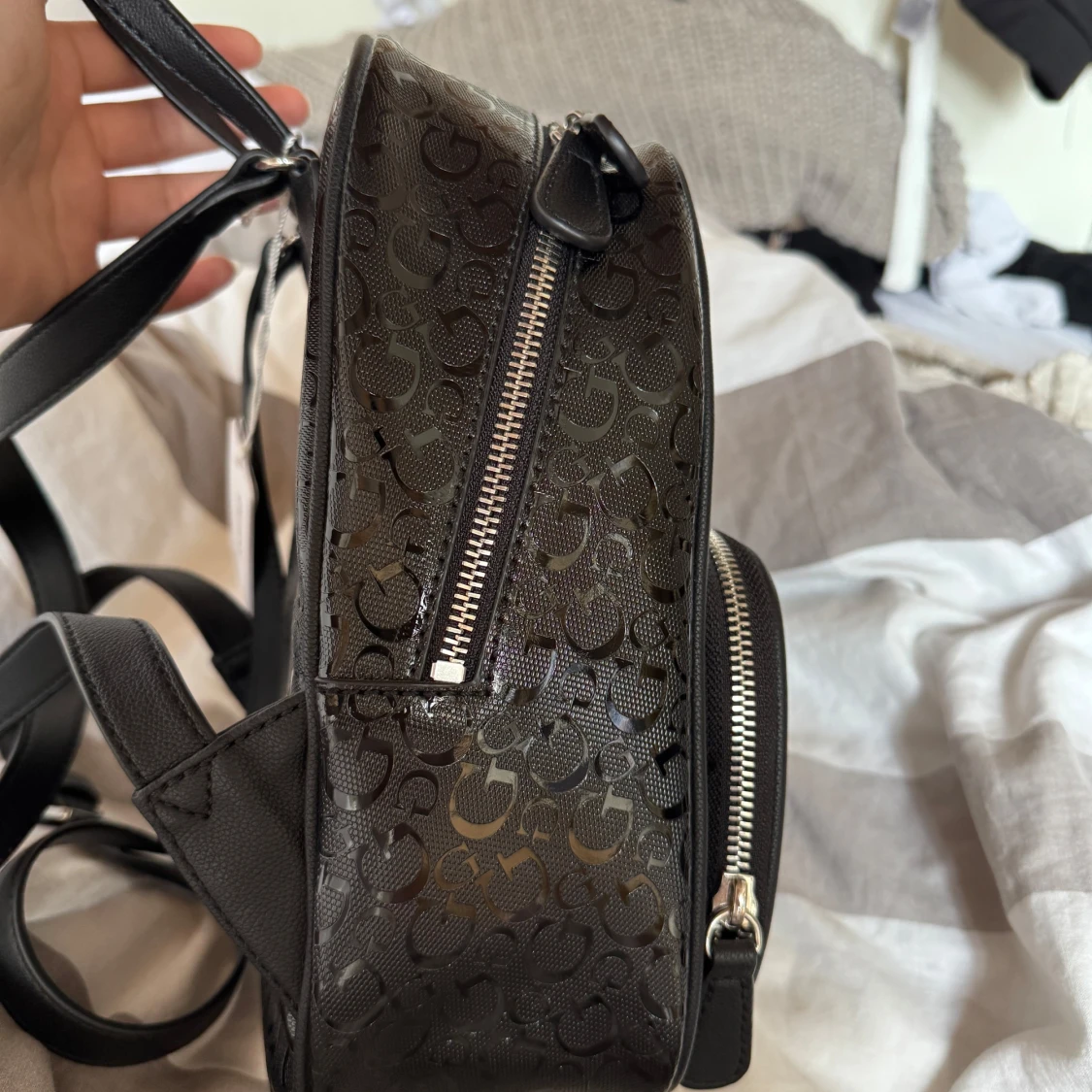 Svart ryggsäck från Guess - 4