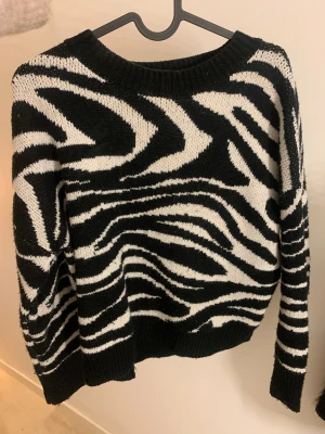 Stickad tröja  - Stickad tröja från okänt märke. Lite kroppad. 