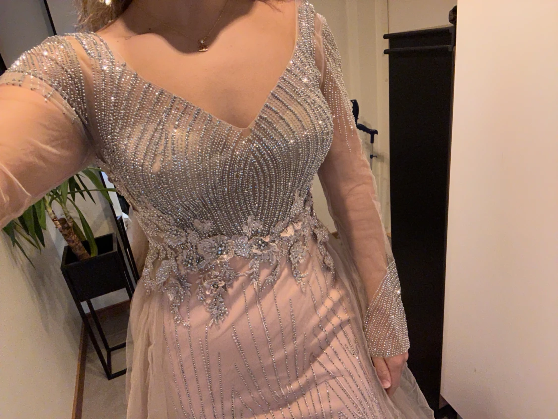 Champagnefärgad glittrig balklänning - 4