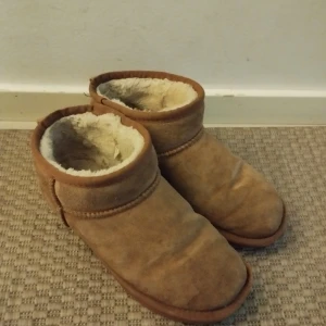 Bruna boots från Sofie Schnoor - Mysiga bruna boots från Sofie Schnoor med mjukt foder inuti och mockaliknande utsida. Skorna har en rund tå och platt sula med mönstrad undersida för bra grepp. Perfekta för kalla dagar när du vill hålla fötterna varma och sköna. Säljer för 100 pga skicket! Var snäll och prata med mig innan du köper eftersom att den här varan säljs på andra sajter 💕