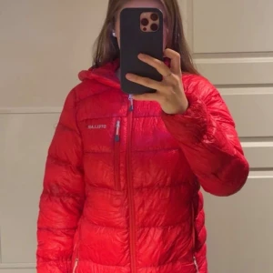 Röd dunjacka från Stellar - Säljer en röd dunjacka från Stellar med huva och dragkedjor på fickorna. Jackan har quiltad design och lång ärm, perfekt för kalla dagar. Snygg och lätt att matcha med din stil. 850 fill power står på ärmen. Fråga om du vill veta mer! Nypris 4000kr sparsamt använd!