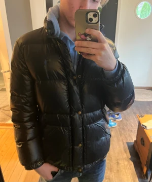 Glansig Ralph lauren jacka - Checka in resten av mina jackor!                                   Riktigt snygg glansig Ralph lauren jacka i väldigt bra skick, saknar bara luva, säljer dock en likadan  med luva. Storleken är Xl ungdom passar Xs-S herr