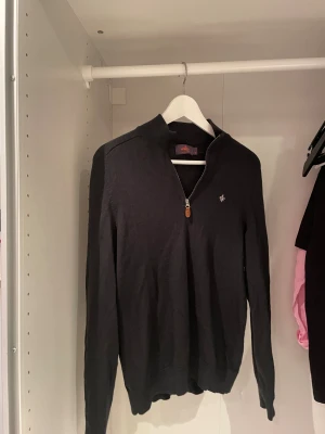  half zip tröja från Morris - Svart långärmad tröja från Morris med half zip. Perfekt för dig som gillar klassisk och enkel stil. Det är storlek M men passar mer som en S