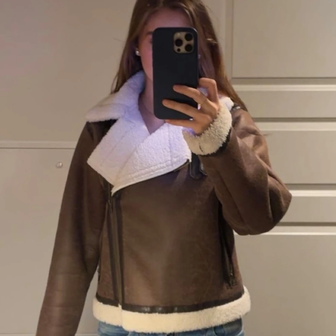 Brun pälsjacka med dragkedja