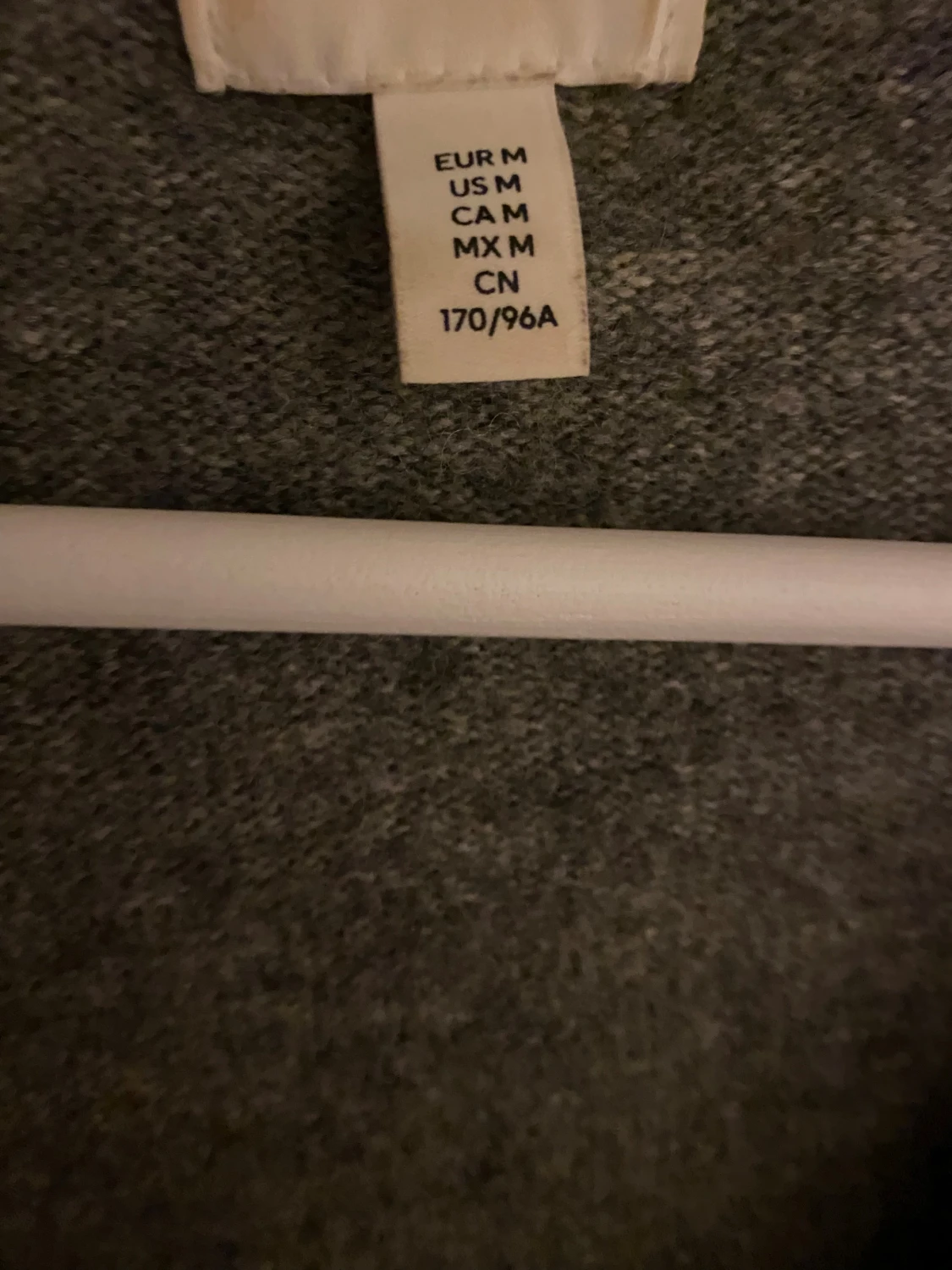 Grå kofta i mjuk stickad kvalitet - 2