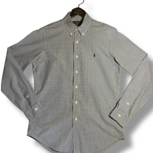 Polo Ralph Lauren rutig skjorta ”blå” ”vit” | Slim fit M | - Säljer en fet RL skjorta. Grym kvalité. Inga missfärgningar, inga hål eller repor. Fin vid både krage och på uddarna av armarna.  Storlek: Herr M Bröst: 51 cm Längd: 75 cm Axel: 49 cm  Leverans sker dagen efter Tveka inte med att skriva om du har någon fråga, vill diskutera pris eller vill ha fler bilder!