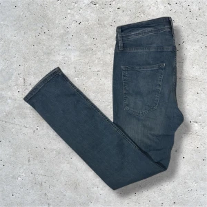 Jack&Jones jeans slim fit - Säljer dessa slim fit jeansen från Jack&Jones i stl W31 L32. Jeansen är i mycket bra skick utan några tecken på användning. Hör av er vid minsta lilla fråga, pris kan diskuteras och kolla gärna in andra jeans på min profil.