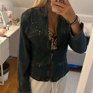 Jeansjacka med diamanter - Super snygg jeansjacka från Sara i storlek 38. Den saknar tyvärr några få diamanter men annars är den i perfekt skick. ❣️