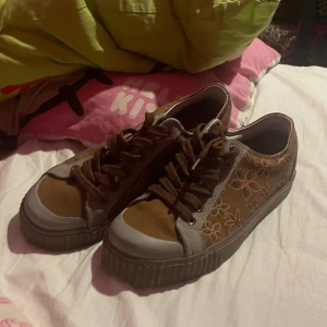 Fina skor med blomdetaljer - Unika skor som tyvärr inte passade. Skorna har använts typ en gång, är i nyskick. Dem känns att vara i ca storlek 37-36.