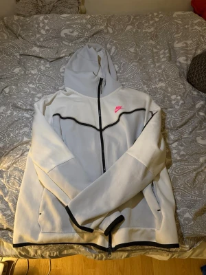 Nike tech fleece vit/baby blå - Säljer nu min väldigt unika Nike tech. Har sparsamt använt den så den är i väldigt bra skick och väldigt unik 