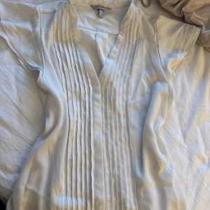 Blus skjorta med volanger  - Skit snygg blus med volanger med jätte fin v-ringning 