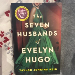 The Seven Husbands of Evelyn Hugo - Följ den glamorösa och skandalösa Hollywoodikonen Evelyn Hugo när hon avslöjar sitt livs hemligheter för en ung reporter. Boken bjuder på kärlek, vänskap och förbjuden passion, perfekt för dig som gillar drama och starka karaktärer.