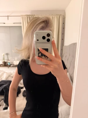 T-shirt med urringning  - Jätte fin svart T-shirt använt endast 1 gång, skriv vid frågor eller intresse💕