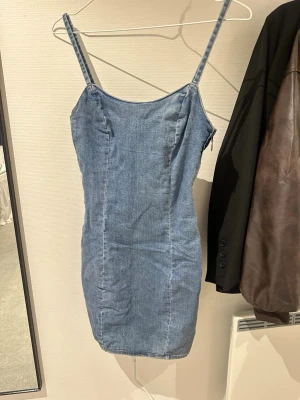 Blå jeansklänning - Blå klänning i jeans material, aldrig använd