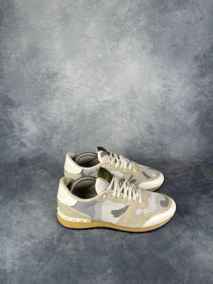 Valentino Rockrunner - Skick: 8,5/10, inga defekter. | Ingår: bara skorna. | Nypris: +- 7000 SEK.