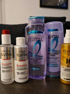 L'Oréal Elvital hårvårdsset - Säljer ett set med L'Oréal Paris Elvital hårvårdsprodukter: Hyaluron Pure schampo (500ml) och balsam (400ml) , Bond Repair leave-in serum (150ml) och pre-shampoo (250ml) samt Extraordinary 10-1 Leave In Spray (150ml). Minst 80% är kvar. Nypris för allt 480kr.