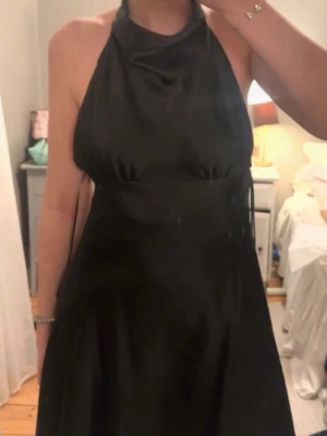 Satinklänning halterneck - Prislapparna kvar! Storlek M men passar även S. Klänningen har öppen rygg😍 helt slutsåld på hemsidan 