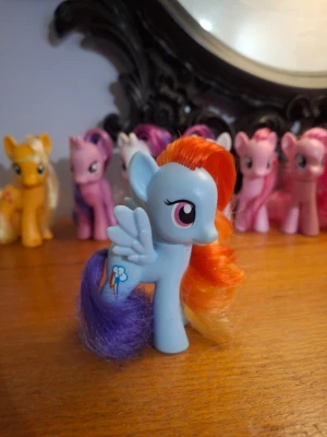 My little pony Rainbow dash - Fin man med sliten svans men går att fixa. I den äldre modellen av Rainbowdash. Perfekt för samlare eller barnet. Kolla in fler ponnys på min profil
