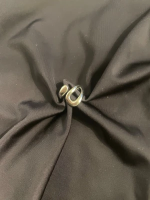 Olympia ring - Säljer denna jätte snygga ring från olympia som är i justerbar storlek. Den är i rostfritt stål och är skit snygg till alla outfits, säljer pga att jag inte använder silver. Helt oanvänd och slutsåld online 💕