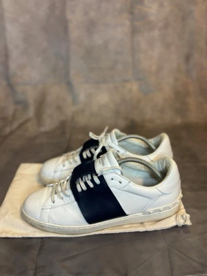 Valentino Opens | 44 - Valentino opens i storlek 44, snörena är utbytta, kan skicka med ett par valentino snören om det önskas. Fint skick! Dustbagen följs med ⭐️