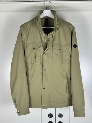J.Lindeberg Bailey Field Jacket | S - Snygg jacka från J.Lindeberg i olivgrön färg. Hör av er vid funderingar 🙌