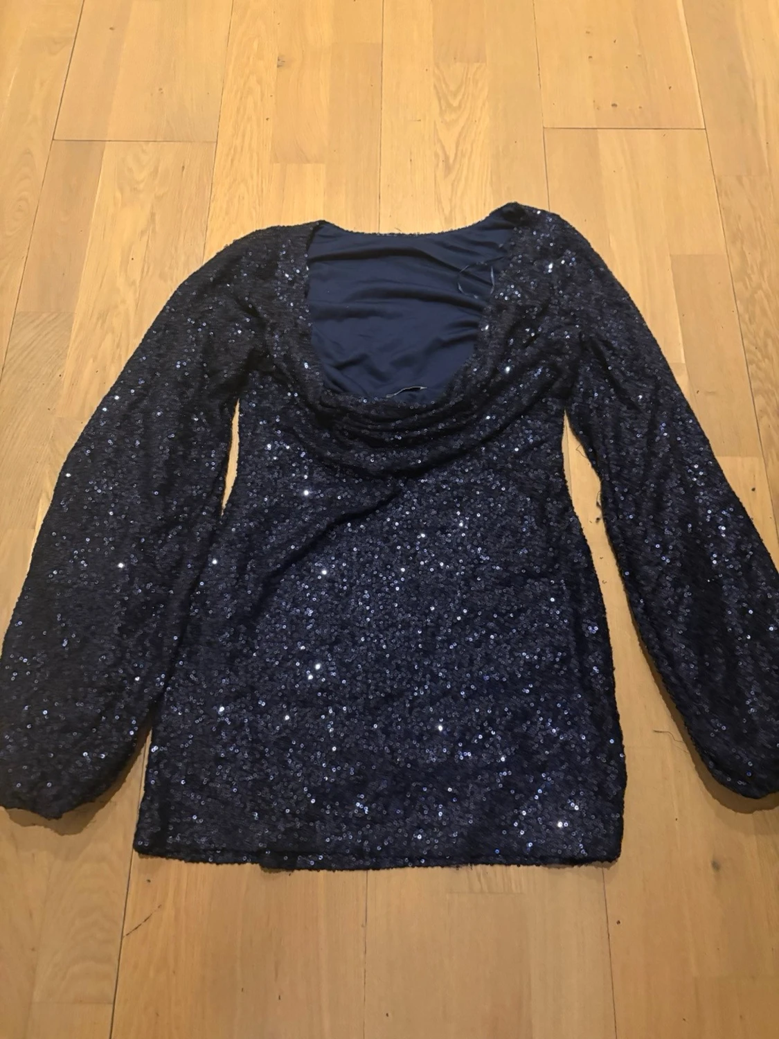 Glittrig mörkblå blus med paljetter - 1