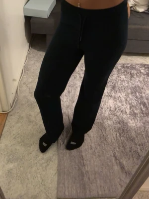 marinblåa mjukisbyxor/leggings med snörning - Säljer mina marinblåa byxor från lager 157 i storlek S. säljer pga rensning och används inte.