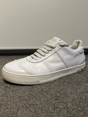 Valentino flycrew - Valentino flycrew storlek 44 men känns liten i storleken. Alla nitar är kvar💯 skick 9/10💯