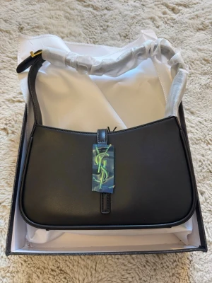 Svart Axelväska - Aldrig använd , köpt för 700