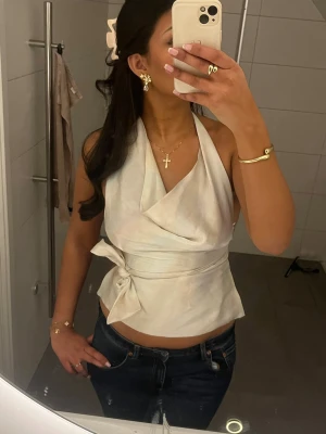Vit silkes topp - En super snygg vit/champagne färgad silkes topp med knyte bak. Super fin test topp perfekt till nyår!🤍