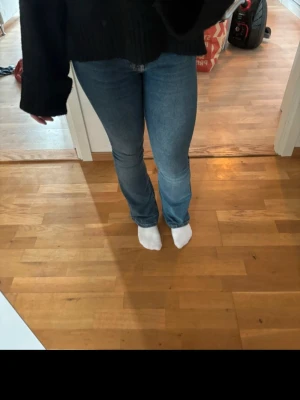 Blå bootcut jeans i klassisk modell - Snygga blå bootcut jeans med normal passform och klassisk femficksdesign. Low/mid waist. Perfect jeans från Gina tricot. Storlek 34💞