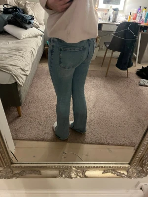 Ljusblå bootcut jeans från Perfect Jeans - Säljer ett par ljusblå jeans från Perfect Jeans i storlek 38. Modellen har klassisk femficksdesign, normal passform och bootcut-ben. Jeansen är tillverkade i mjukt denimtyg och har en snygg, enkel look som passar till allt. Materialet är stretchigt. Mid Waits. Priset går att diskutera💞