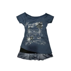 Blå offshoulder topp med tryck - Snygg blå offshoulder topp med korta ärmar med tryck, Toppen har en croppad passform och är figurnära. Är lite osäker på vart den är ifrån då det är min systers tröja! 