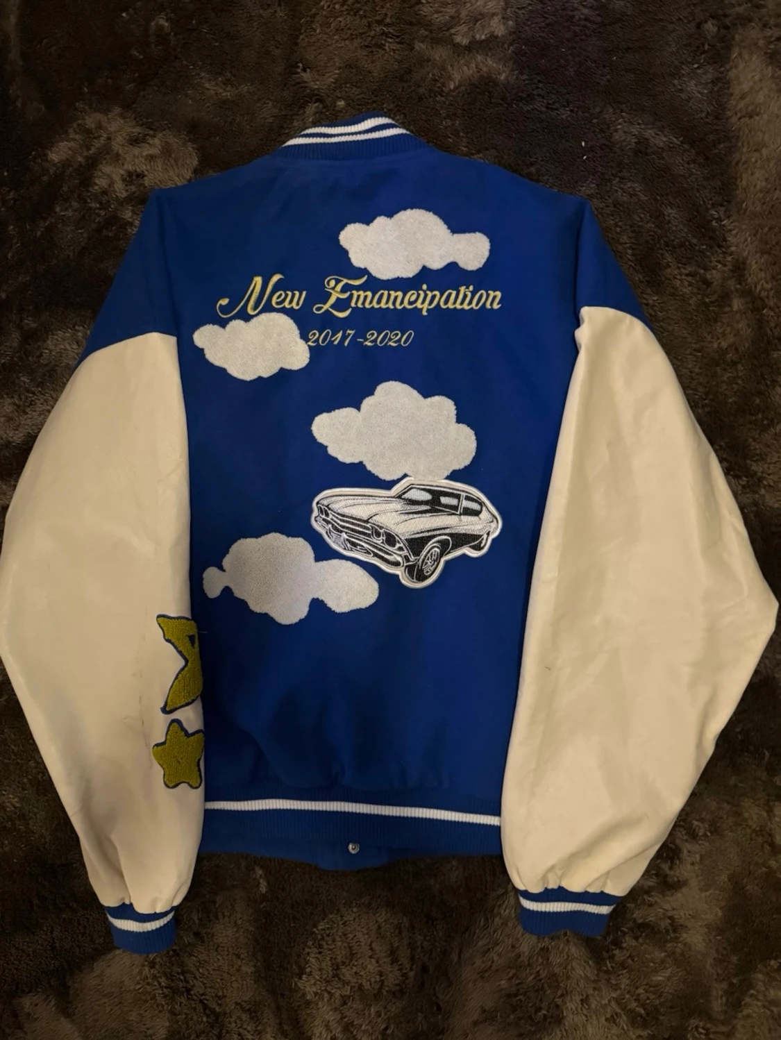 Blå och vit bomberjacka med broderi 48 M - 2