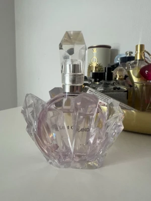 Ariana Grande - R.E.M 50ml - Säljer en Ariana Grande R.E.M parfym. Den är 50ml, lite använd. Säljer då den ej passar min smak.