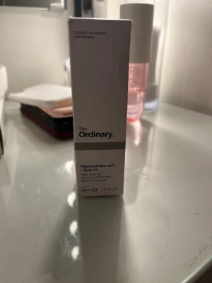 The Ordinary Niacinamide 10% + Zinc 1% - The Ordinary Niacinamide 10% + Zinc 1% är ett serum i en genomskinlig glasflaska med pipett. Förpackningen är vit och minimalistisk. Innehåller 30 ml och passar för dig som vill ha en enkel och effektiv hudvårdsprodukt för att minska orenheter och balansera huden. Öppnad förpackning men oanvänd produkt!🥰
