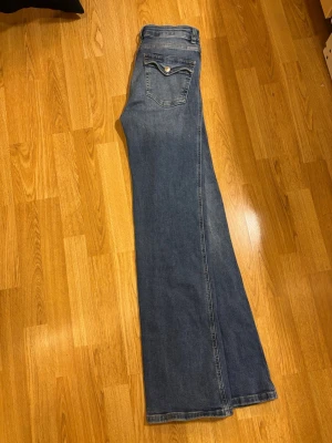Blå bootcut jeans från Lager157, storlek S - Snygga blå bootcut jeans från 157 i storlek S. Jeansen har klassisk femficksdesign, normalhög midja och långa ben med utsvängda benslut. Tillverkade i mjukt denimtyg som ger en skön passform. Perfekta för dig som gillar en retroinspirerad look. Full längd! Använda fåtal gånger!