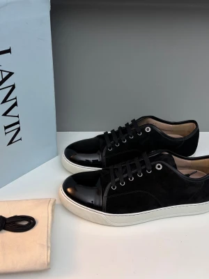 Lanvins - Säljer ett par helt nya lanvins i storlek UK10 (EU44), cond 10/10 helt nya. Kommer med OG box, dustbag och extra snören. Prislapp finns kvar i skon och på box