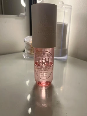 Sol de Janeiro Brazilian Crush 68 - Fräsch och söt parfymmist från Sol de Janeiro i doften Brazilian Crush Cheirosa 68. Flaskan är cylinderformad i genomskinligt rosa plast med en stor beige kork. Perfekt för dig som gillar blommiga och fruktiga dofter.