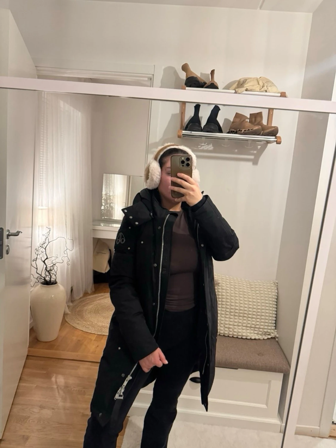 Svart lång dunjacka från Moose Knuckles