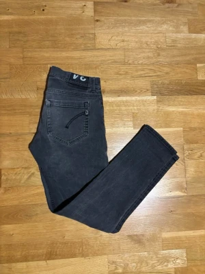 Dondup George jeans - Ett par Riktigt snygga Dondup jeans i mörkgrå färg. Byxorna är i näst intill nytt skick!🙌  Modell: George!  Size: W34 . 🔹 Hör av dig vid frågor eller funderingar🙌