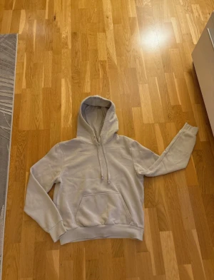 Hoodie  - Beige hoodie från H&M i storlek S. I jättebra skick, men kan förekomma lite noppror om man kollar noga. Fodrad inuti.