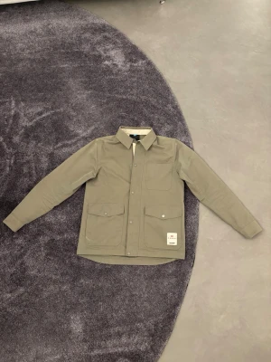Tretorn field jacket - Tjena! Säljer denna Tretorn x Sarek jackan. Den är i storlek small men kan även passa medium. Nypris på denna är 1300kr. Ifall du undrar nåt är det bara att fråga. Priset är ej hugget i sten vid snabb affär😇