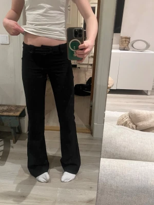Svarta bootcut kostymbyxor med fickor - Säljer dom här snygga kostymbyxorna💓 väldigt skönt och bekvämt material med fickor bak!