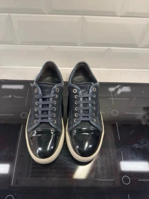 Lanvins - Lanvins i storlek uk7 vilket motsvarar 41-42 färgen är navy-  endast skor ingår därav priset hör dig vid frågor 