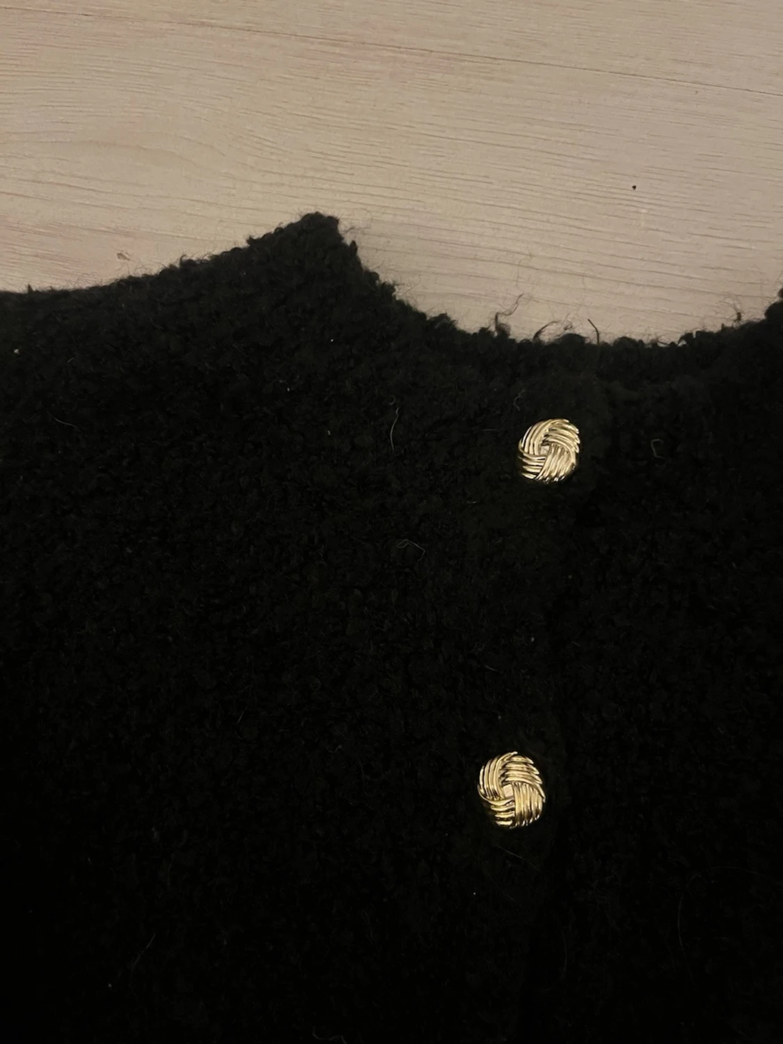 Svart fluffig kofta med guldknappar - 1